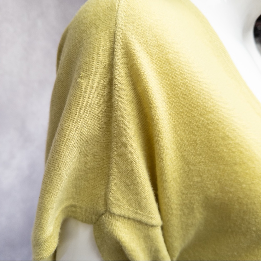 Cashmere Loro Piana vintage short sleeve top, yellow w/ goldtone branding detail - Picture 10 of 10